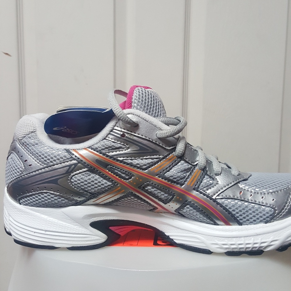 NWT Asics women,s Gel cushioning T004N .